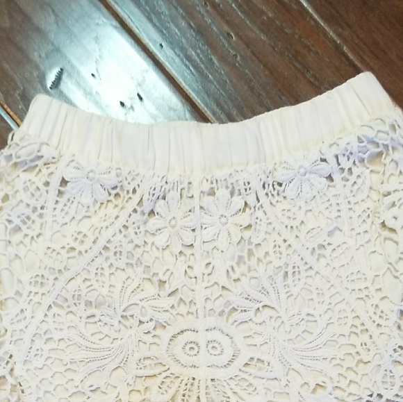 Crochet shorts with elastic waist band - Picture 3 of 7